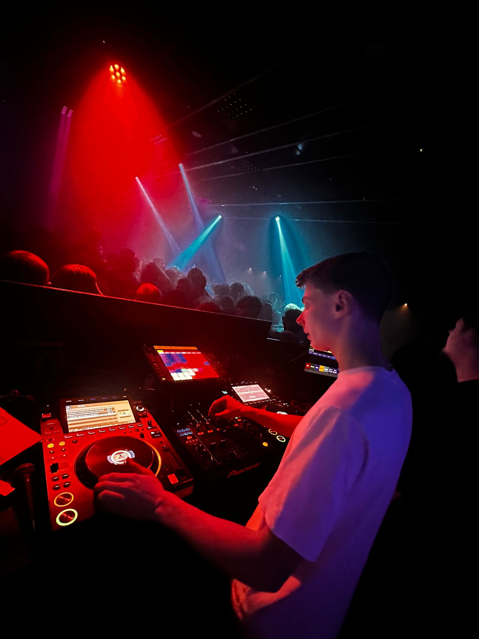 DJ Dalohyn beim Auflegen